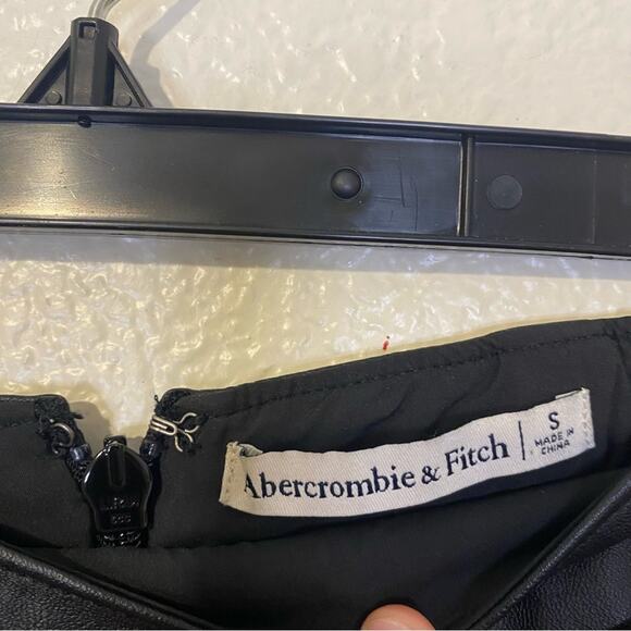 Abercrombie & Fitch Black Vegan Faux Leather Rouched Mini Skirt Size Small - Picture 5 of 10